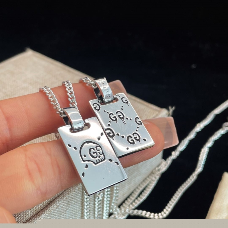 G*u*i necklaces